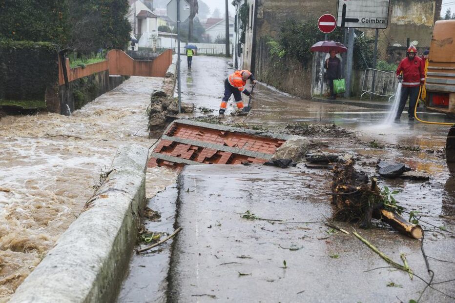 Subida da água da ribeira de Eiras causou a destruição de uma ponte e inundou a estrada, em Eiras, Coimbra