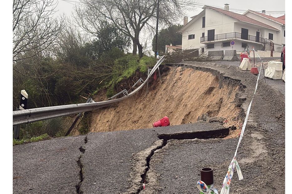 Estrada em Torres Vedras colapsa