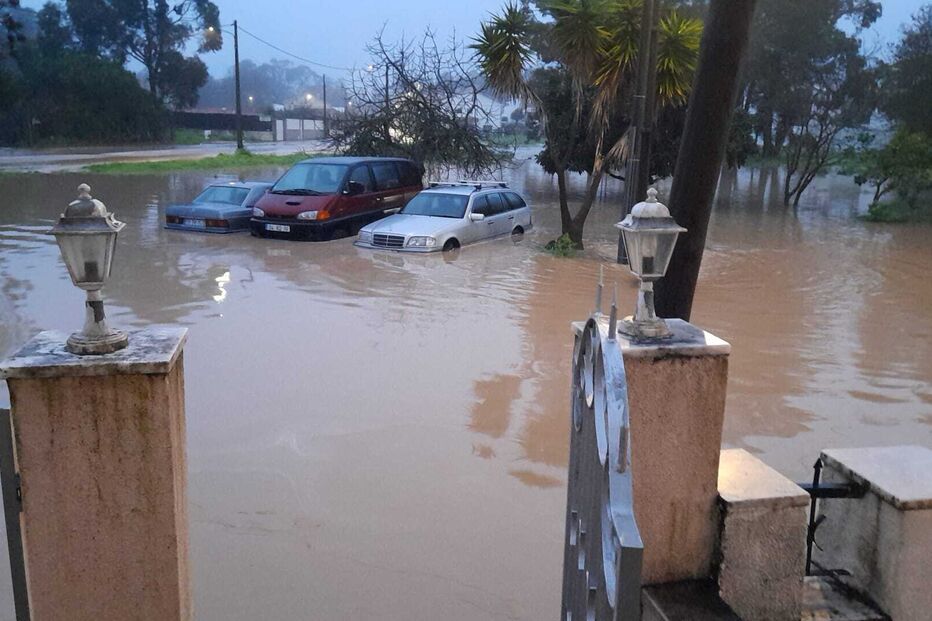 Mau tempo provoca inundações em casas no Vale de Milhaços no Seixal