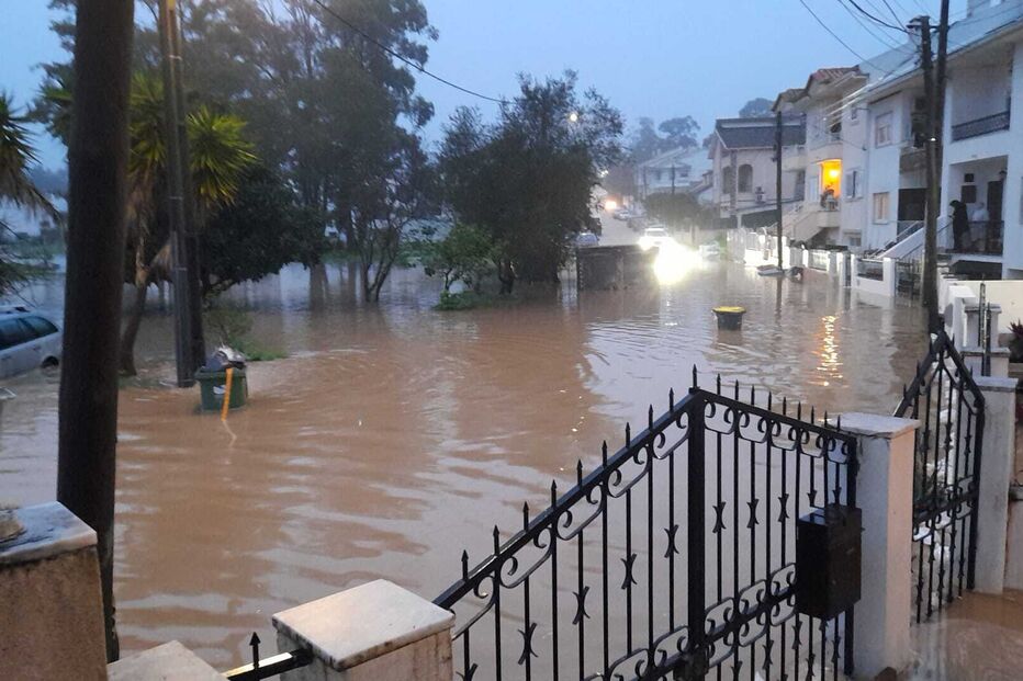 Mau tempo provoca inundações em casas no Vale de Milhaços no Seixal