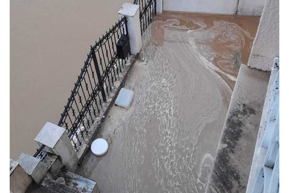 Mau tempo provoca inundações em casas no Vale de Milhaços no Seixal