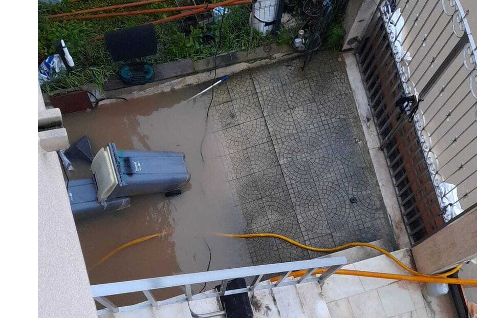 Mau tempo provoca inundações em casas no Vale de Milhaços no Seixal