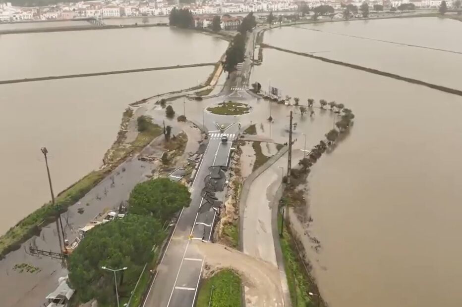 A autarquia de Alcácer do Sal informou que a estrada EN253 reabriu ao trânsito.