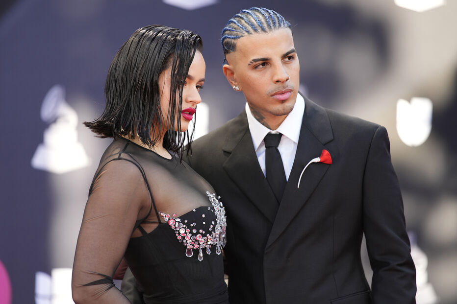 Rosalía e Rauw Alejandro posam juntos num evento