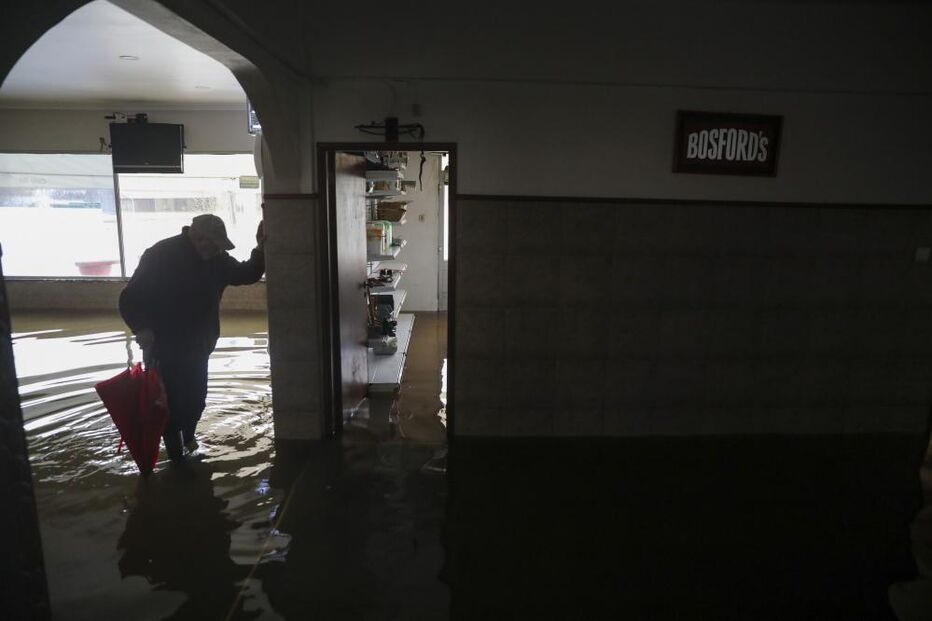 Morador observa a sua casa alagada em Figueiró do Campo, EN347, após cheias