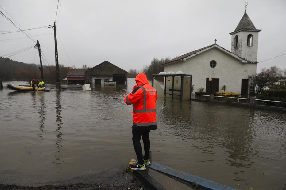 Marachão, Figueiró do Campo, enfrenta subida da água com bombeiros no local