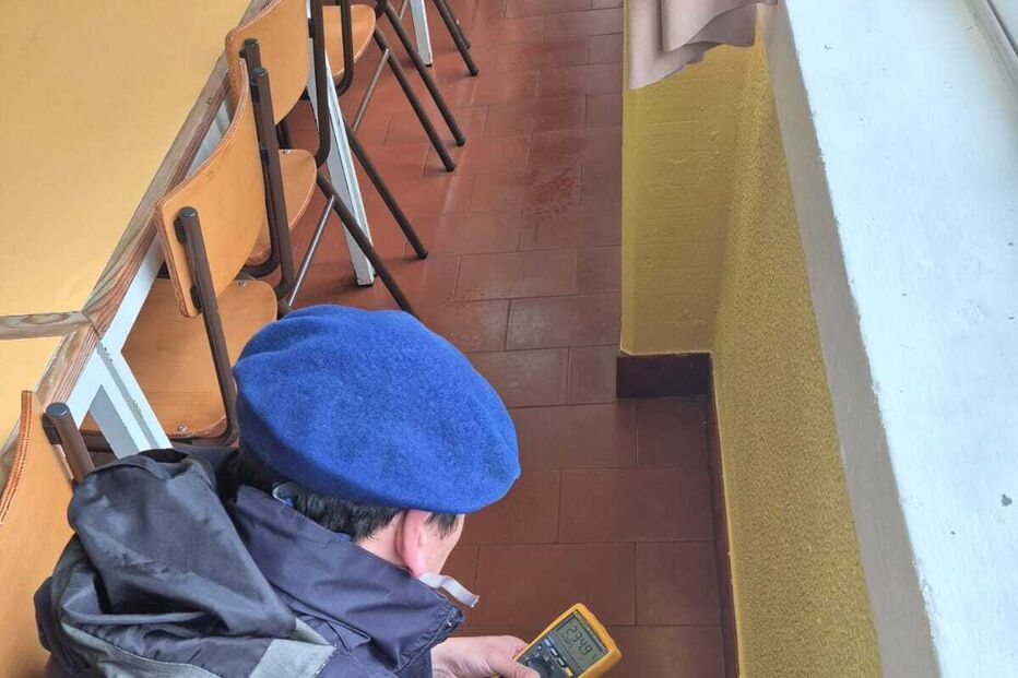 Militar verifica tomada elétrica com multímetro; Marinha mantém prontidão para resgates