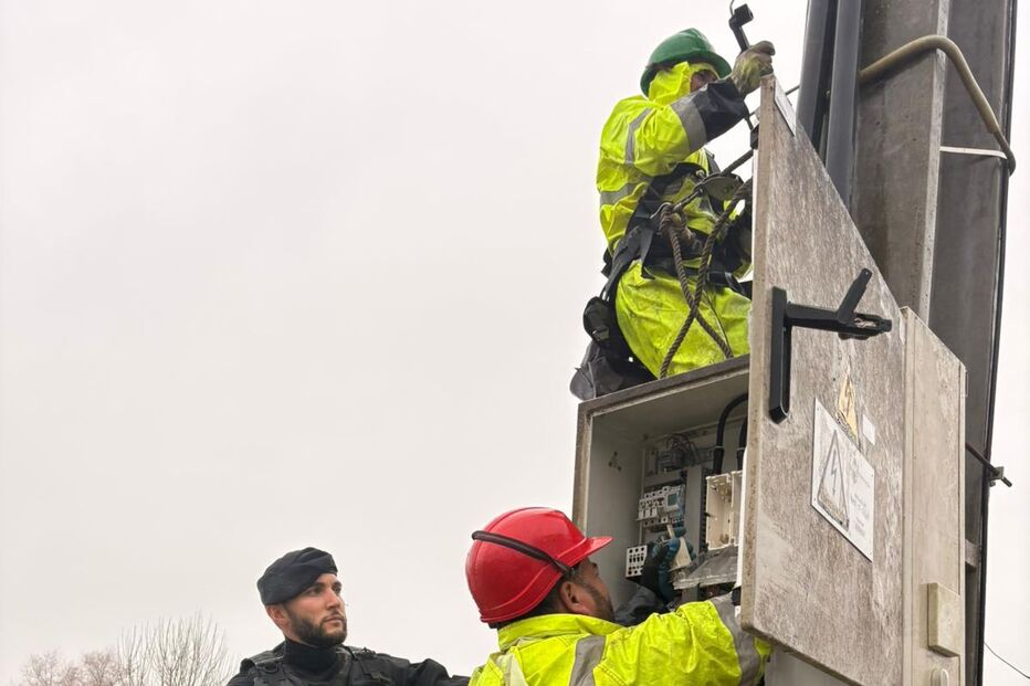 Equipa trabalha em transformador elétrico durante inundações, com apoio da Marinha