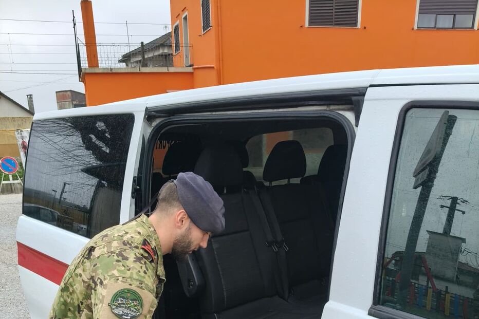 Militar ajuda criança a entrar em carro dos bombeiros