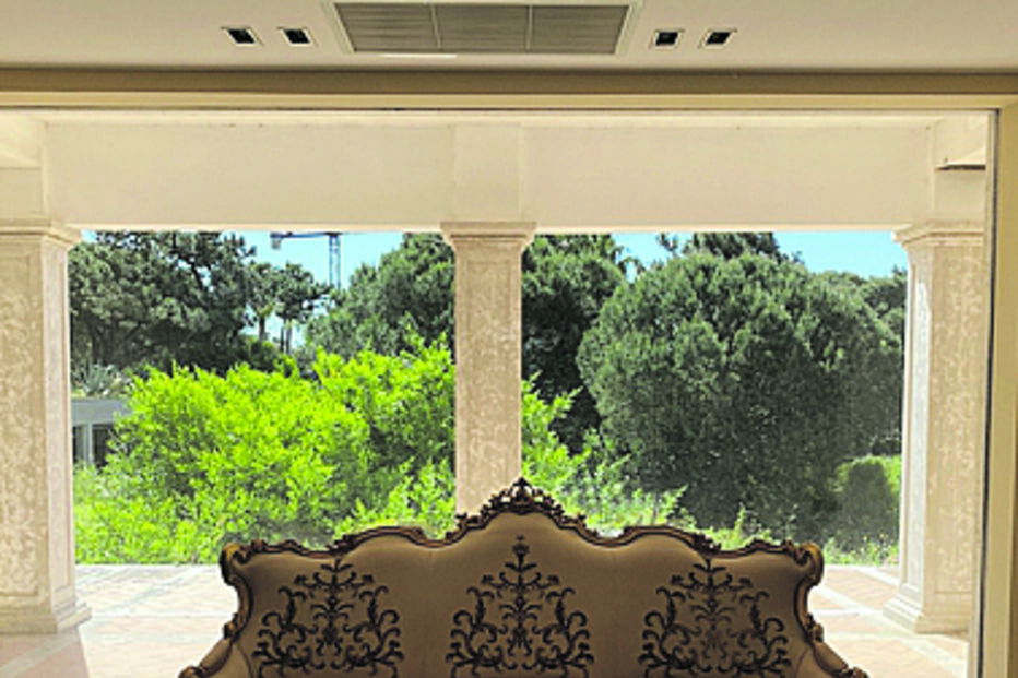 Moradia de luxo em Cascais, onde morava Gilbert Ondongo, arrematada por 11 milhões de euros