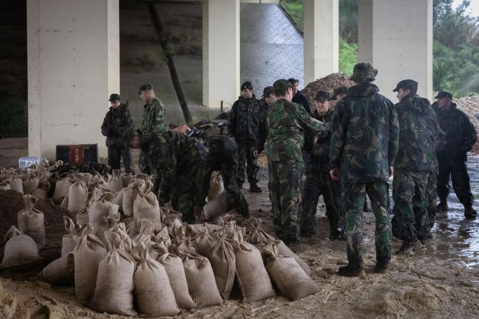 Militares preparam sacos de areia após cheias em Coimbra
