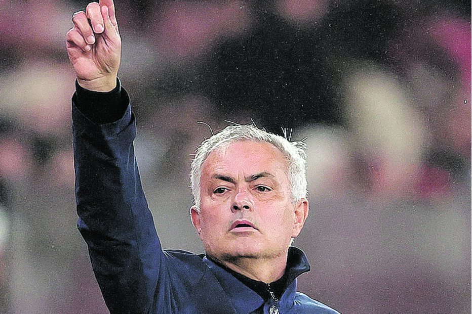 Mourinho espera o Benfica forte para jogo crucial nos Açores