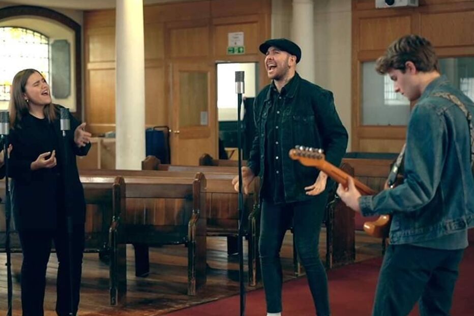 Músicos atuam em homenagem a Dean Franklin, ex-concorrente do 'The Voice'