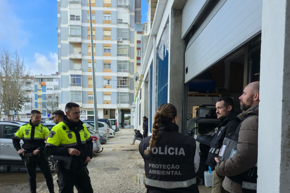 PSP remove viaturas estacionadas em Sintra numa operação conjunta com várias entidades