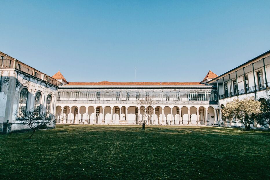 Mau tempo causa danos em equipamentos de arte contemporânea