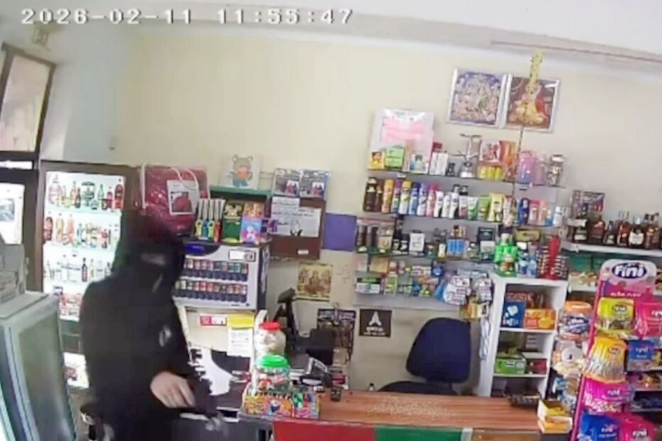 Assalto à mão armada em loja: suspeito foge com dinheiro da caixa.
