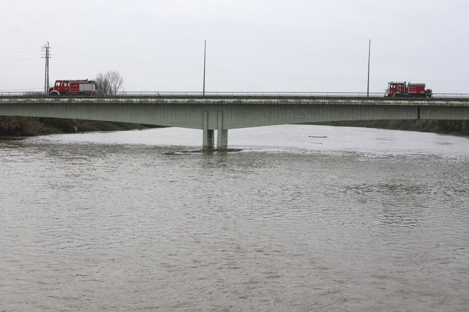 Bombeiros sobre o rio Mondego