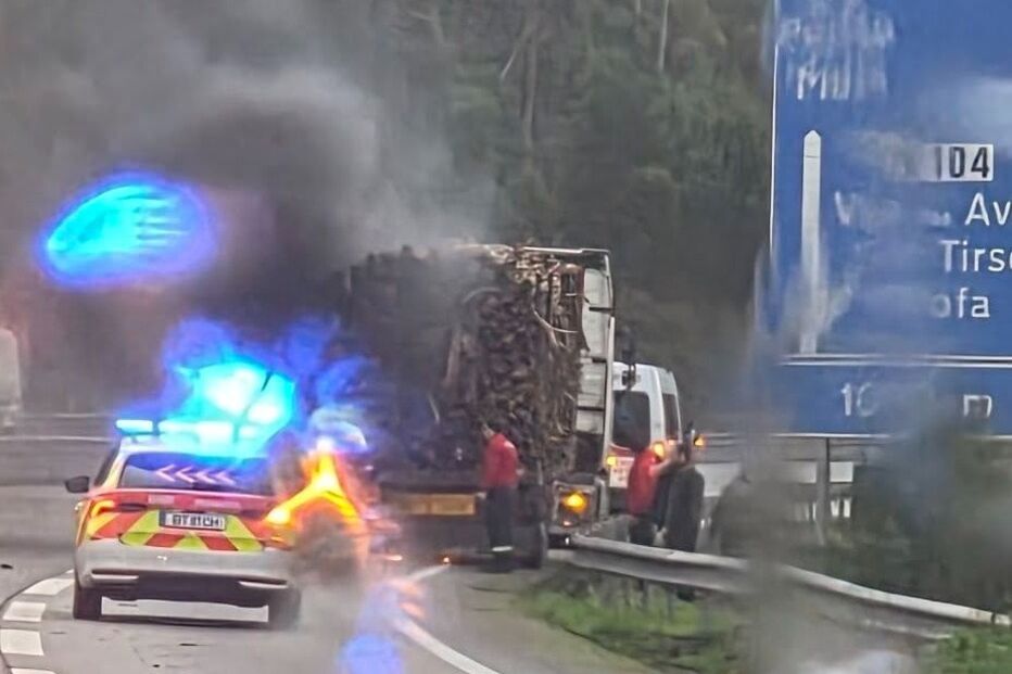 Incêndio em camião de transporte de madeira leva ao corte de estrada entre Braga e Porto