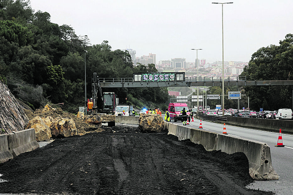 Barragens no limite e alertas de chuva forte em rios como o Tejo e Mondego