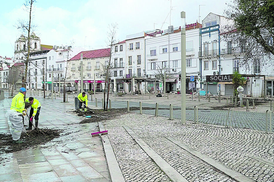 Equipas limpam praça alagada após fortes chuvas no Tejo e Mondego
