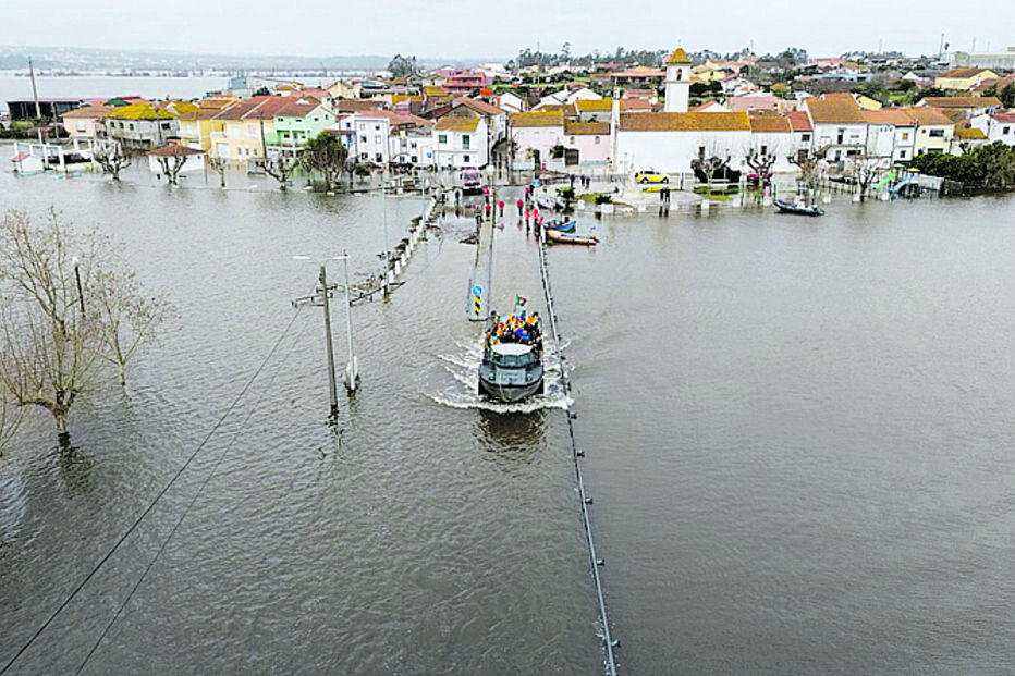 Cheias em Portugal devido a chuvas fortes e avisos vermelhos nos rios Tejo e Mondego