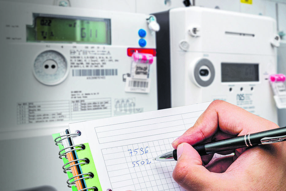 Contador de eletricidade e anotações sobre reclamações de consumidores