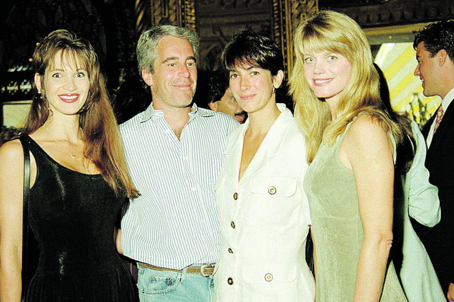 Jeffrey Epstein e Ghislaine Maxwell posam com duas mulheres