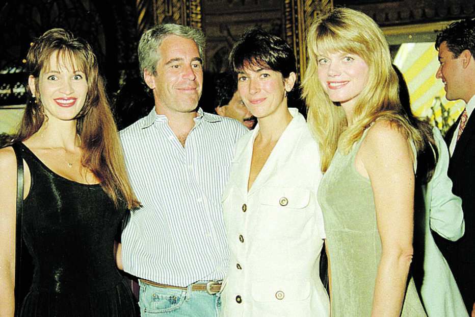Ghislaine Maxwell e Jeffrey Epstein com mulheres sorriem para a câmara