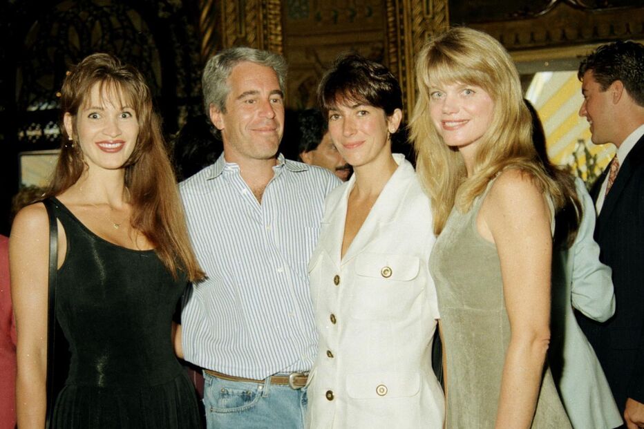 Deborah Blohm, Jeffrey Epstein, Ghislaine Maxwell e Gwendolyn Beck numa festa no clube de Mar-a-Lago de Donald Trump, Florida, em 1995