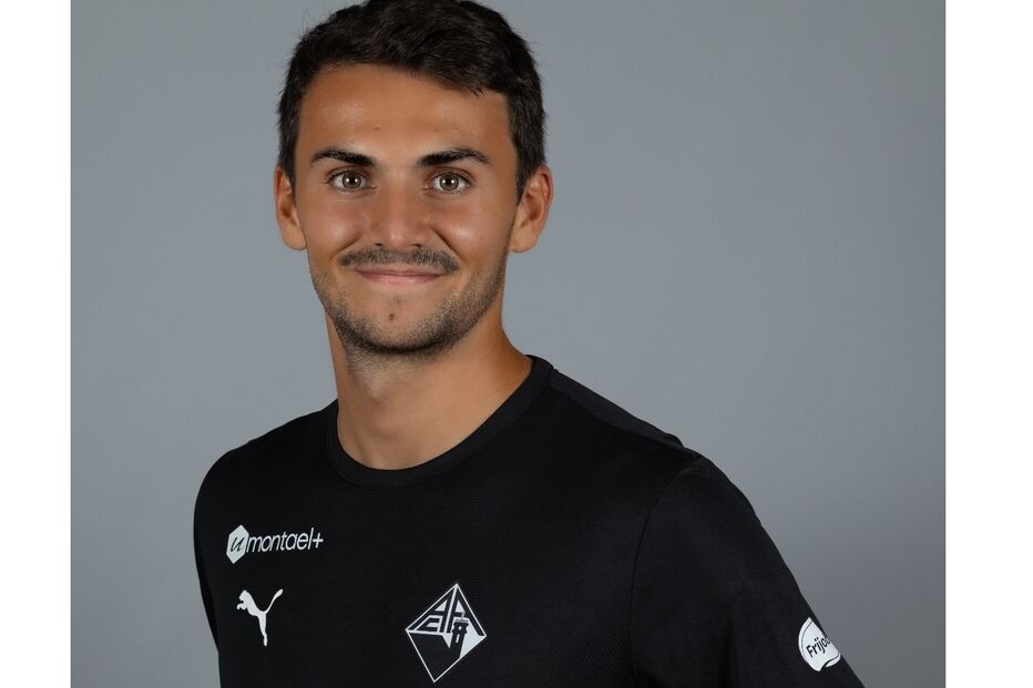 Neto de Cavaco Silva posa com a camisola do FAPEL