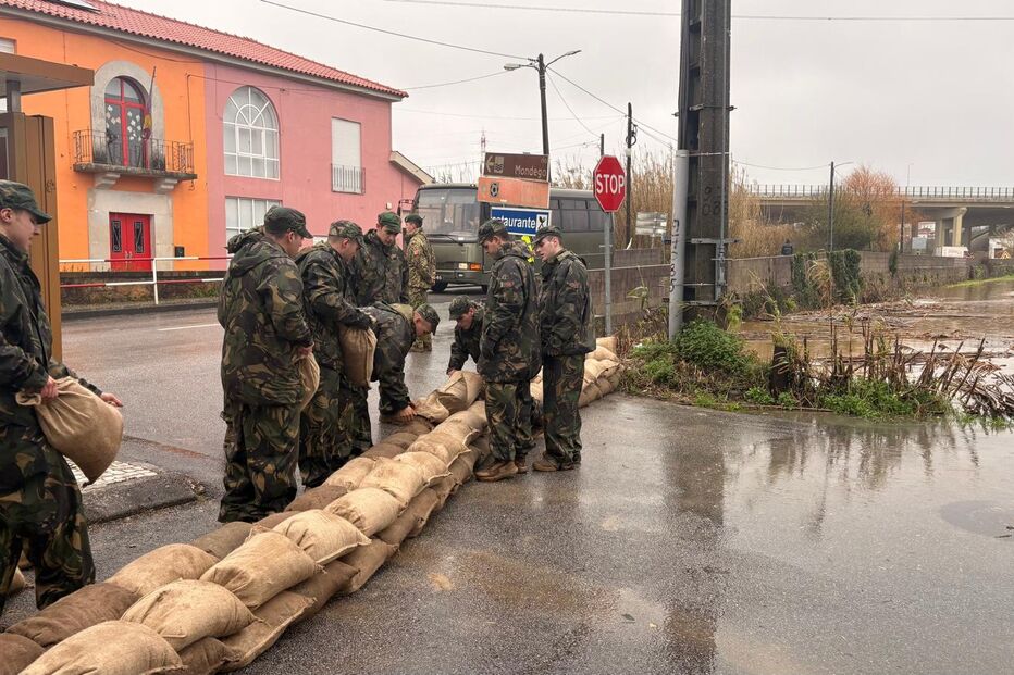 Militares colocam sacos de areia em Coimbra para conter cheias do Mondego