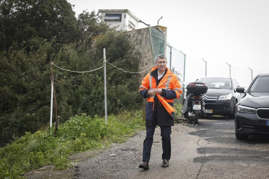 José Luís Carneiro, durante uma visita à Azinhaga do Formozinho 