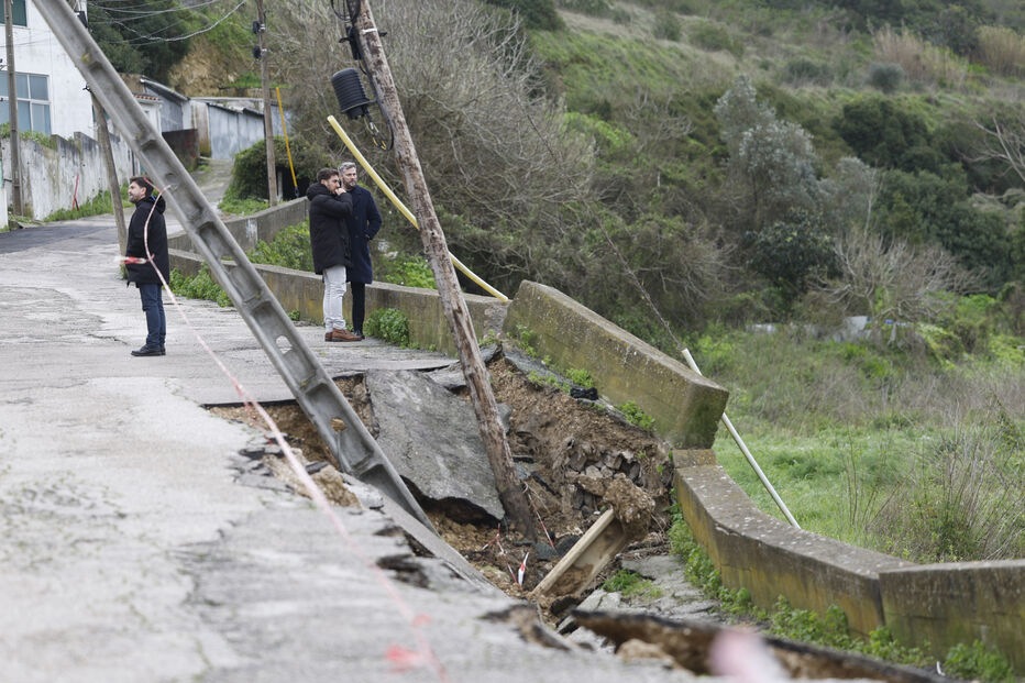 Derrocadas em Porto Brandão ameaçam moradores; risco de novos movimentos obriga à retirada