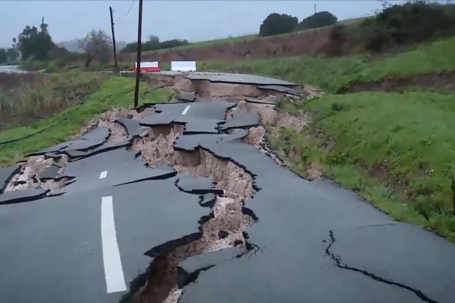 Estrada ficou reduzida a escombros em Torres Vedras