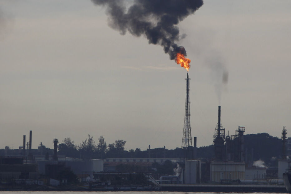 Incêndio numa refinaria de petróleo em Cuba perto de um pescador