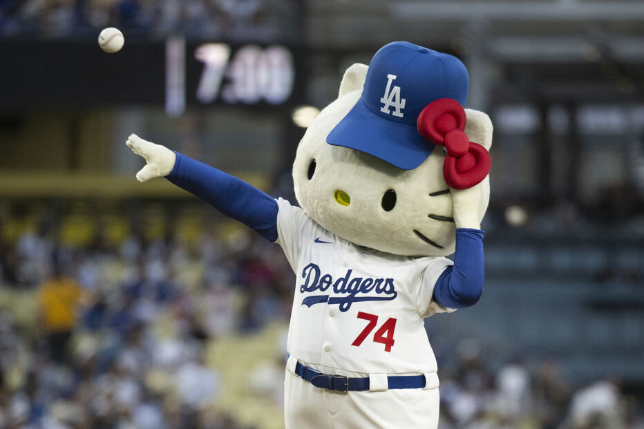 Hello Kitty antes de jogo de baseball nos EUA