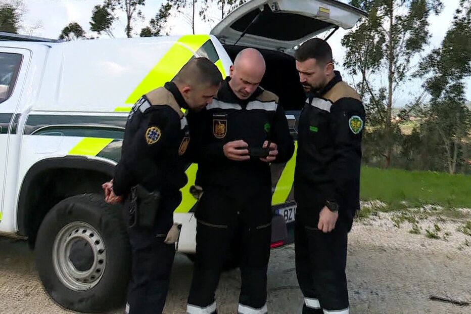 Buscas por casal desaparecido perto do rio Mondego, após alerta da filha.
