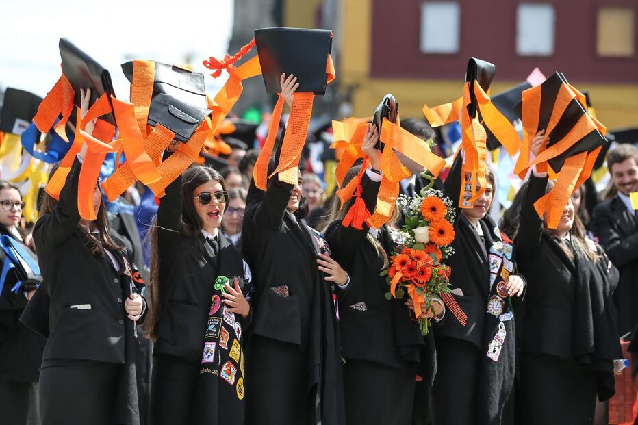 Cerimónia académica com estudantes e oferta de vagas no Ensino Superior