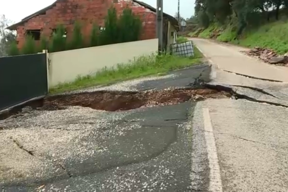 Deslizamento de estradas em Rio Maior põe casas em risco e faz 28 desalojados