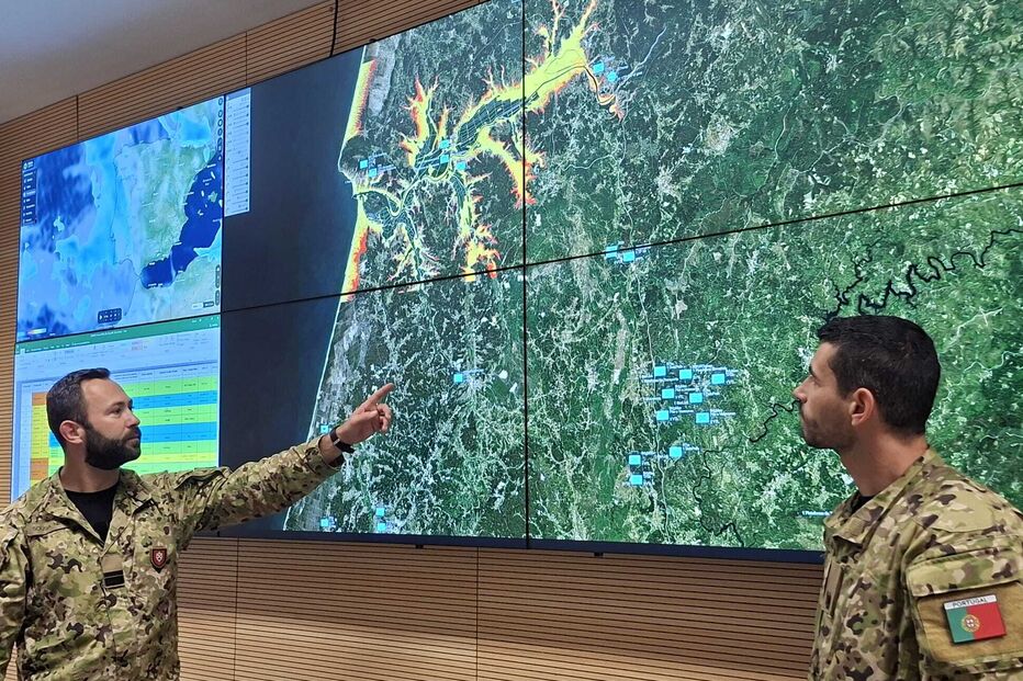 Militares analisam mapas para auxiliar em operações de salvamento e resposta a emergências
