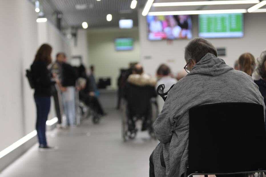 Pessoas aguardam em sala de espera para tratar de autobaixas