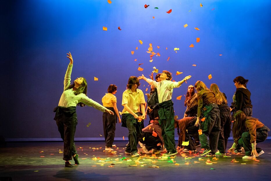 Trigo Limpo Teatro Acert celebra 50 anos com espetáculo e confetis.
