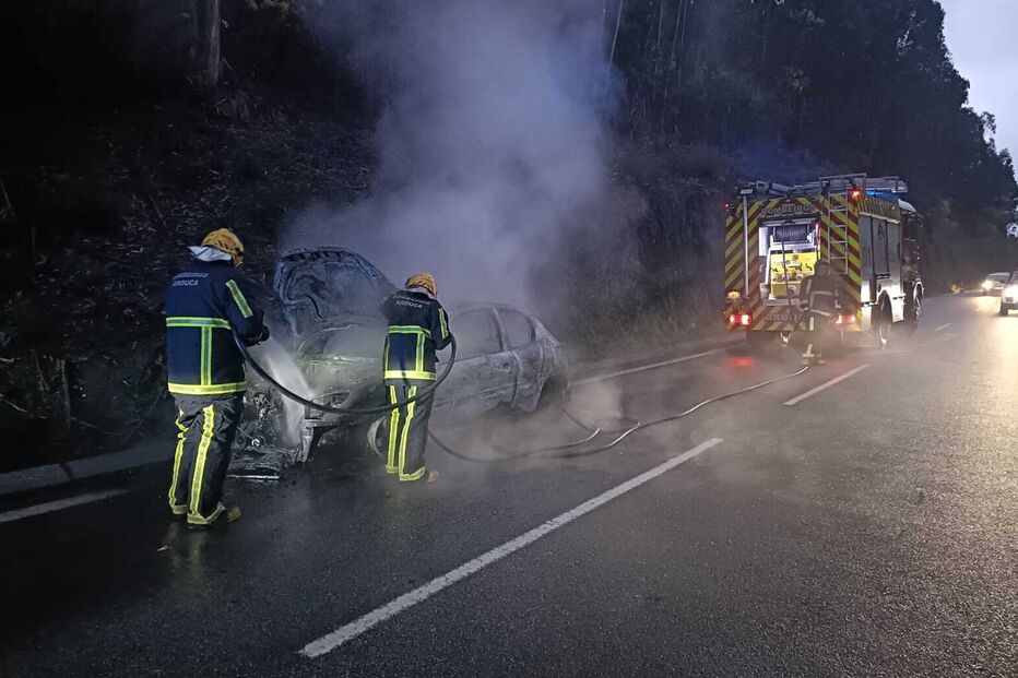 Viatura destruída pelas chamas em Arouca