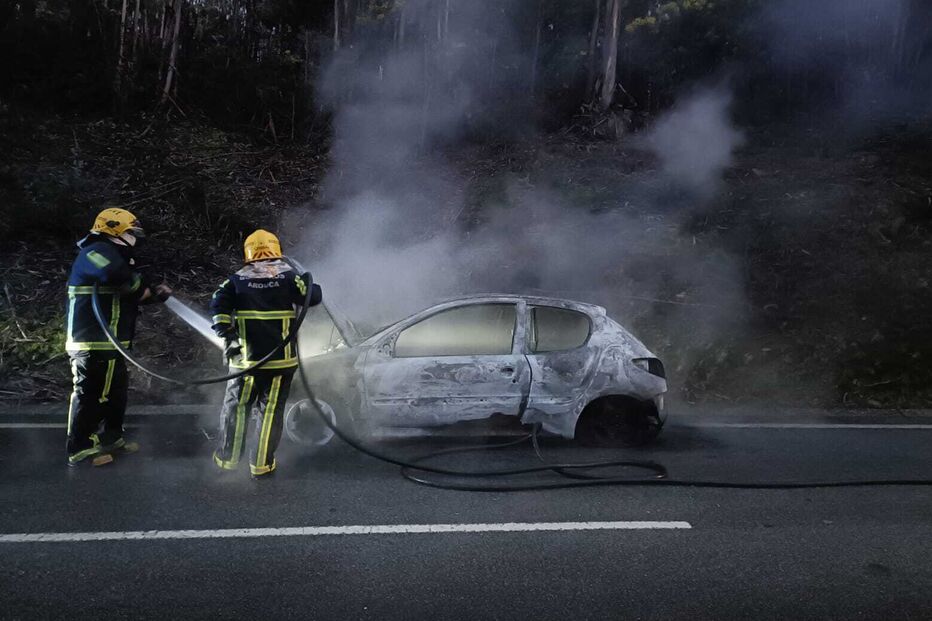 Viatura destruída pelas chamas em Arouca
