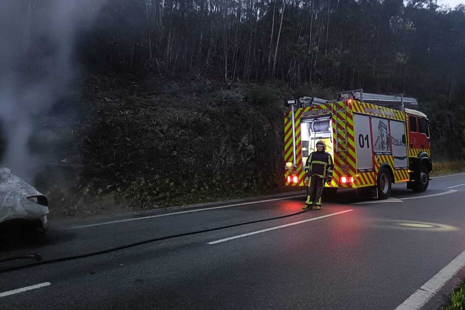 Viatura destruída pelas chamas em Arouca