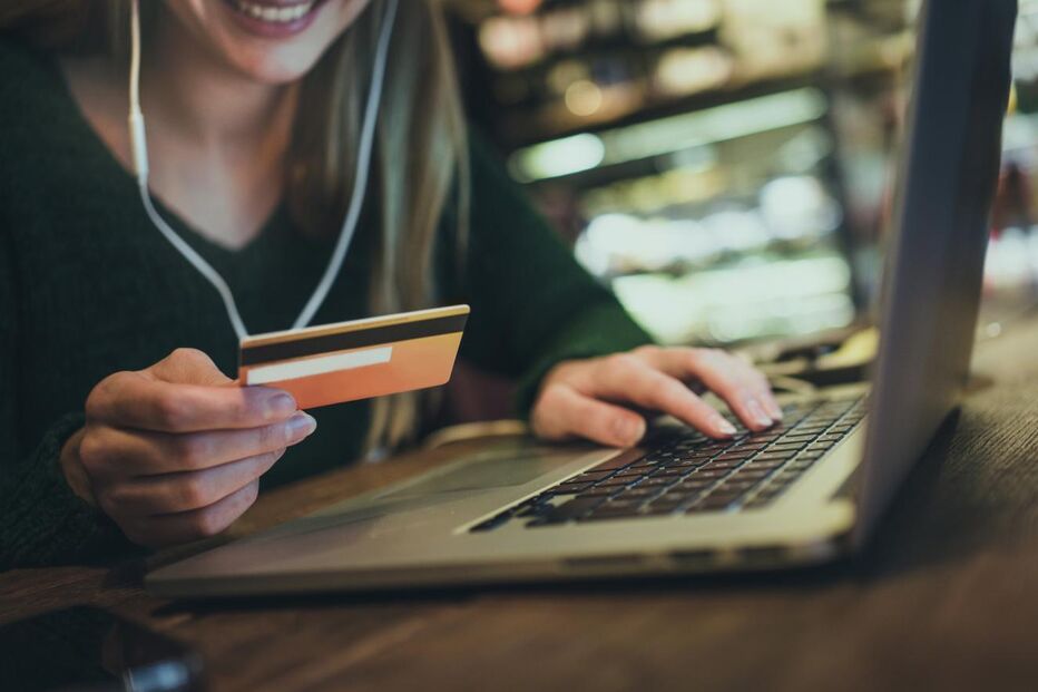 Marketing e publicidade: mulher lesada faz compras online com cartão