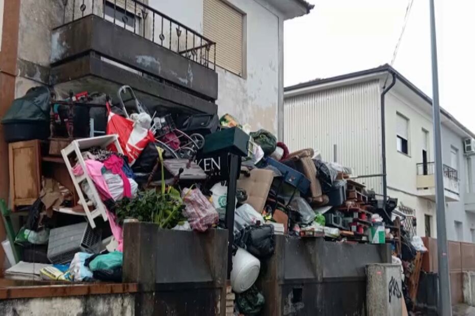 Alfredo Ribeiro acumula lixo na sua casa desde 2019