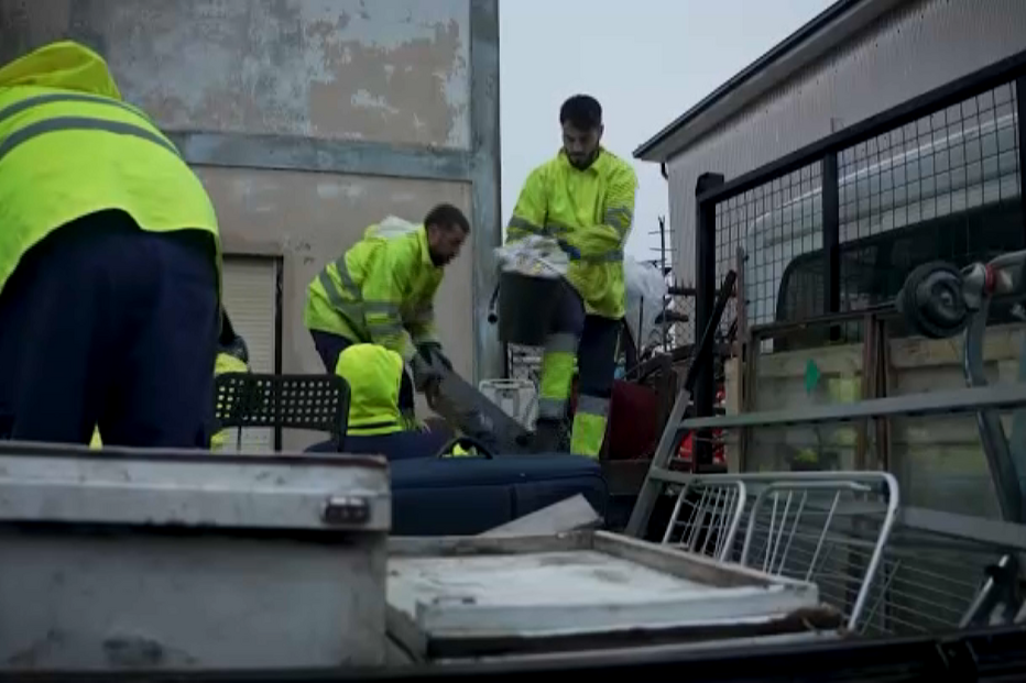 Câmara de Gondomar já tentou várias vezes recolher o lixo que Alfredo acumula na sua casa desde 2019