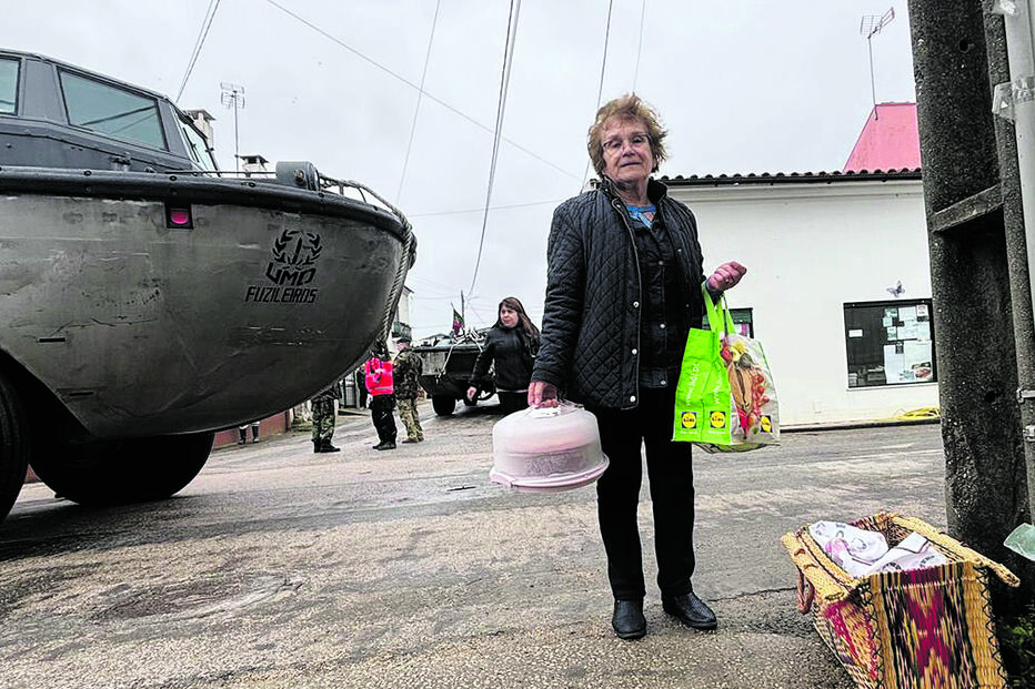 Natália leva comida  a voluntários, militares e bombeiros que estão a apoiar  as populações  