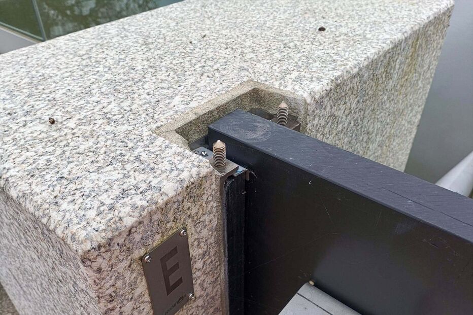 Peças furtadas de sistema que permite drenar água e evitar cheias